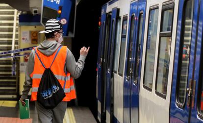 Metro de Madrid ha iniciado un dispositivo durante el estado de alarma para contar pasajeros en vagones de cara a diseñar planes de desescalada. En la foto, un trabajador, el jueves, realizando un conteo.