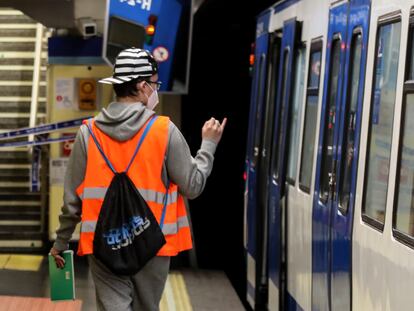 Metro de Madrid ha iniciado un dispositivo durante el estado de alarma para contar pasajeros en vagones de cara a diseñar planes de desescalada. En la foto, un trabajador, el jueves, realizando un conteo.