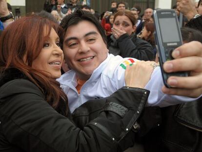 La presidenta se fotografía con un votante.