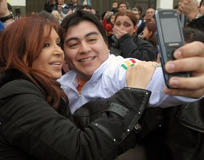 La presidenta se fotografía con un votante.