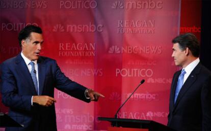 Mitt Romney, a la izquierda, saluda a Rick Perry antes de comenzar el debate en la Biblioteca de Ronald Reagan en Simi Valley (California).