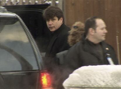 Blagojevich sube a un coche tras salir de su casa en Chicago por una puerta trasera. A la derecha,