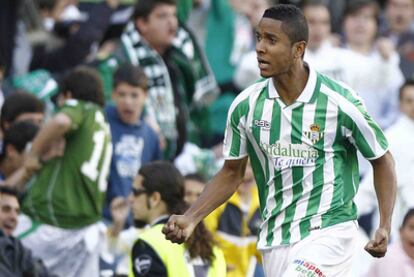 Roversio festeja un gol con el Betis.