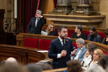 El líder de Junts en el Parlament, Albert Batet, al fondo, mientras interviene el presidente de la Generalitat, Pere Aragonès.
09/11/2022