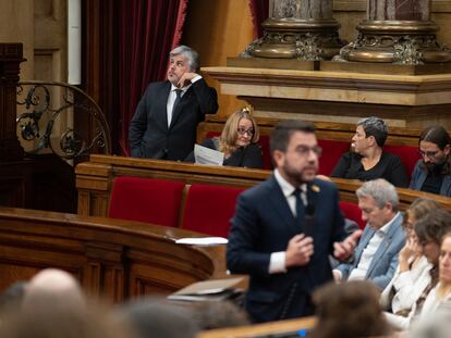 El líder de Junts en el Parlament, Albert Batet, al fondo, mientras interviene el presidente de la Generalitat, Pere Aragonès.
09/11/2022