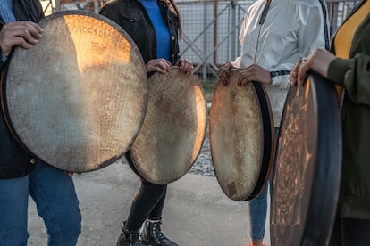 Rana junto a otras jóvenes yazidíes, con inquietudes musicales, refugiadas en el campo de Kankhe montaron un grupo de coro y percusión llamado Ashti, “Paz” en lengua kurda con el apoyo de Mirzo Music Fundation.