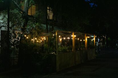 Una terraza sobre una plaza de aparcamiento, en La Condesa, Ciudad de México, este abril. 