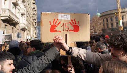 Un cartel con el número 15, en alusión a los 15 fallecidos en el accidente de la estación de Novi Sad, en la manifestación de Belgrado el miércoles pasado.