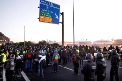 Grups independentistes tallen en tots dos sentits la ronda del Litoral de Barcelona.