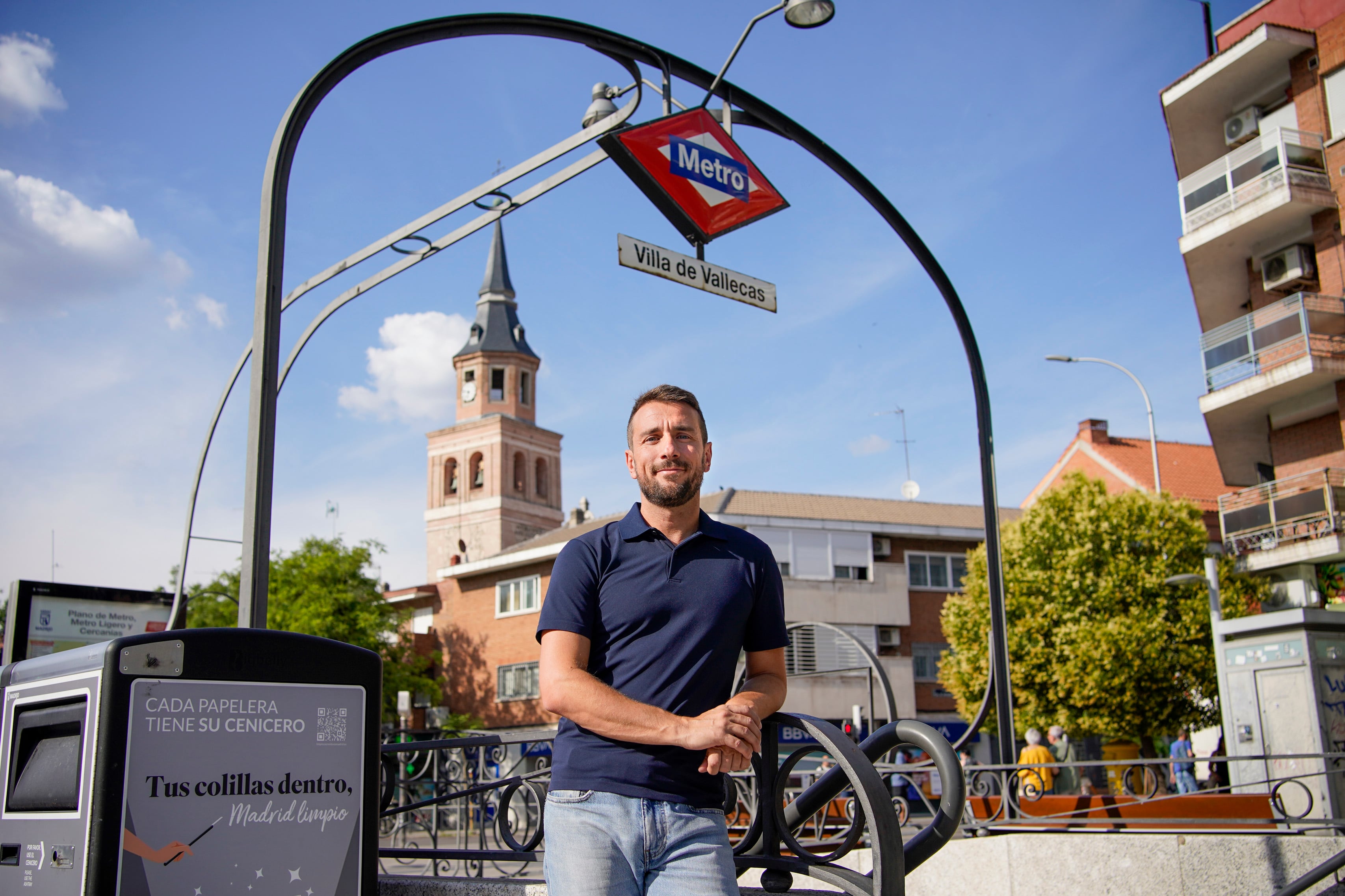 Daniel Ayuso posa en la salida de metro de Villa de Vallecas. 
