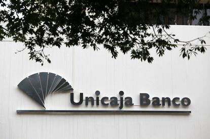 Logo de Unicaja en el exterior de una sede de la entidad.