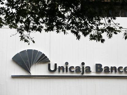 Logo de Unicaja sobre la sede de la entidad.