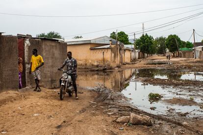 Esta es la calle donde vive Ache Bachir. El agua estancada es caldo de cultivo de los mosquitos transmisores de la malaria, una enfermedad que ataca cada año a los hijos de esta camerunesa.