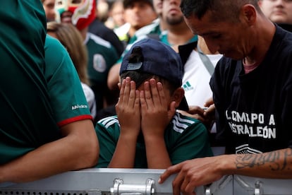 Un niño llora por la derrota de la selección mexicana.