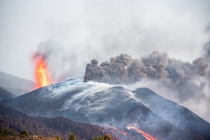 Emisión de lava y gases en el volcán de Cumbre Vieja, en La Palma, a principios de diciembre.