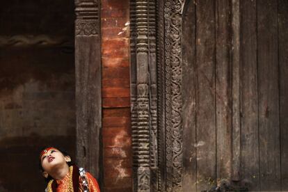 Una niña nepalesa vestida como la diosa viviente Kumari espera a que Kumari Puja aparezca en el Hanuman Dhoka de Katmandú (Neapl).