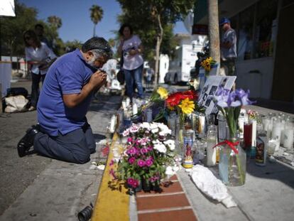 Um homem chora em frente ao sítio onde Christopher Martínez foi assassinado