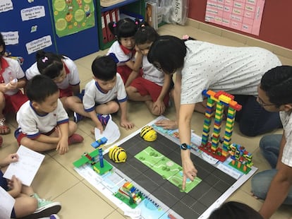 Ni&ntilde;os de cuatro a&ntilde;os de Singapur juegan con BeeBot, una abeja robot con la que aprenden programaci&oacute;n. 