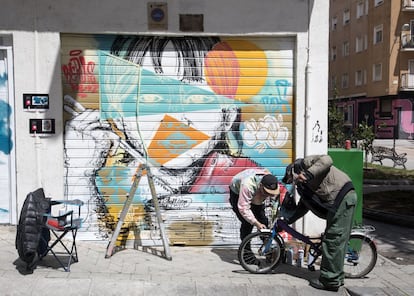 -¿Me pintas la bici? -le pregunta un vecino al grafitero Álvaro Hernández, <i>Keru.</i> <br> -Como te la pinte entera vas a parecer galáctico -le responde con un espray rosa en la mano-. Anda, dale pedales para que se seque. <br> -Qué guapa ha quedado, hermano. -Y alza el puño a la altura del pecho y lo choca en horizontal con el de Keru para despedirse. <br> Keru es de Carabanchel, Madrid, y forma parte del colectivo El Keller. Ha pintado una niña china que come fideos. <i>La riqueza de la diversidad</i> es un alegato en favor de la inmigración. "A la gente le mola esta comida pero no los extranjeros que la han traído", denuncia.