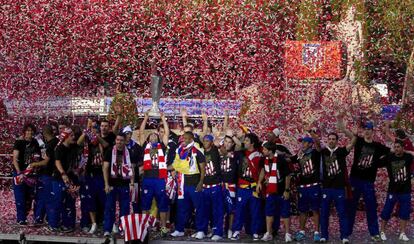 Falcao levanta la copa de campeones.