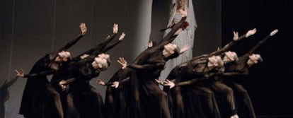 Un momento del <i>Orfeo y Eurídice </i>n la versión ópera-danzada de Pina Bausch representada en la Ópera de París.