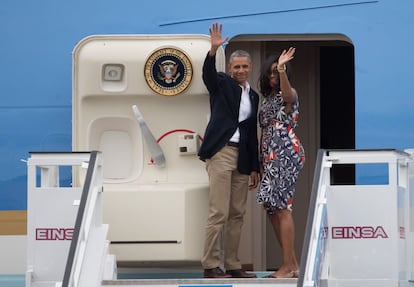 El presidente de Estados Unidos, Barack Obama, junto a su esposa Michelle, se despiden, en La Habana (Cuba). El Air Force One presidencial despegó del aeropuerto José Martí de la capital cubana desde donde Obama, su esposa Michelle, sus hijas Malia y Sasha y su suegra, emprenden la segunda parte de su viaje por América Latina, a Argentina.