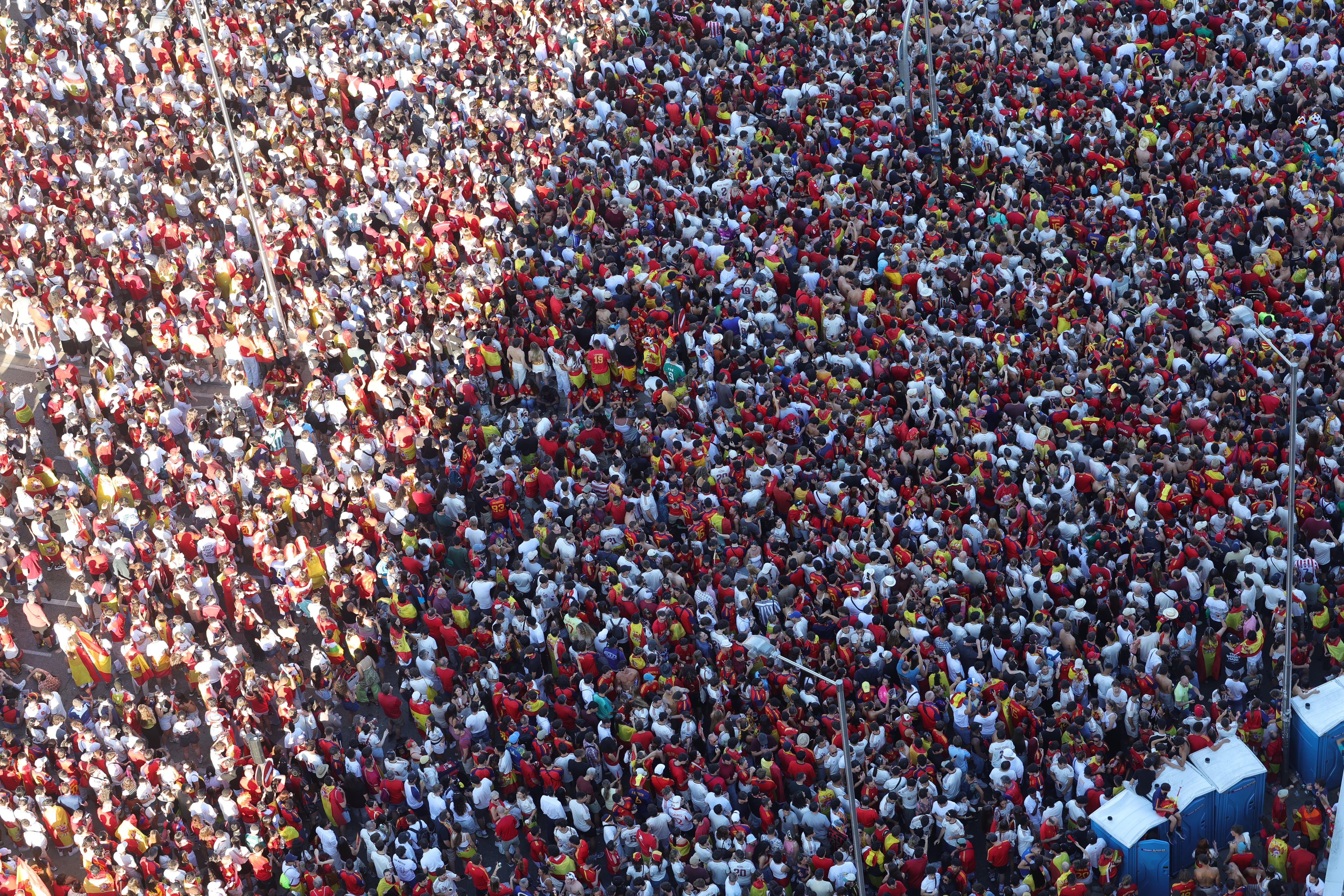 Aficionados congregados en la plaza de Colón.