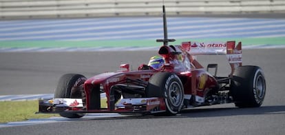 Felipe Massa conduce su Ferrari, durante la primera jornada de entrenamientos del año en Jerez.