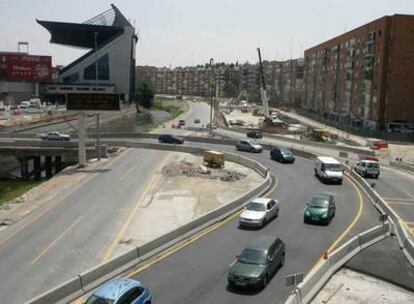 Desvíos serpenteantes en la M-30 junto al río, a la altura del Vicente Calderón, el pasado verano.