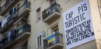 Cartel contra los pisos turísticos en Barcelona