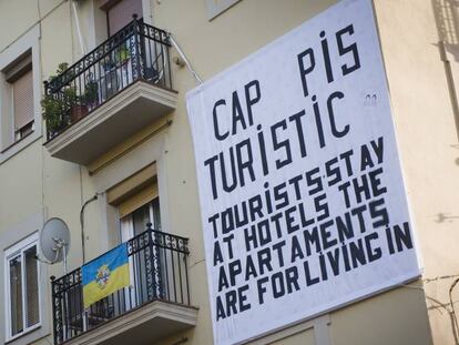 Cartel contra los pisos tur&iacute;sticos en Barcelona