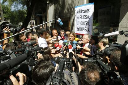 La abogada del sindicato Manos Limpias Virginia L&oacute;pez Negrete (c) hace declaraciones en las inmediaciones de la Audiencia Nacional.