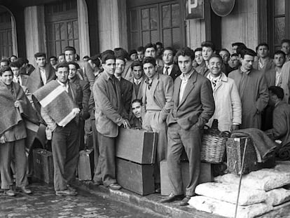 Contingente de emigrantes españoles hacia Bélgica en 1957.