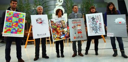 Los integrantes del jurado muestran este martes en Bilbao los carteles de Carnavales seleccionados.