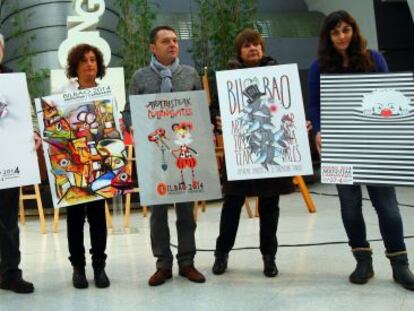 Los integrantes del jurado muestran este martes en Bilbao los carteles de Carnavales seleccionados. 