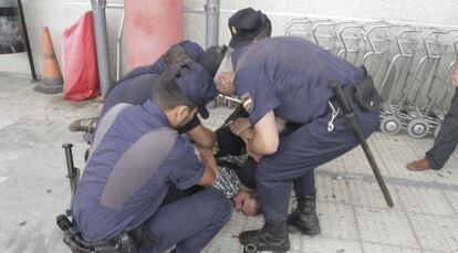 El fotógrafo Rafa Estévez reducido por cuatro agentes