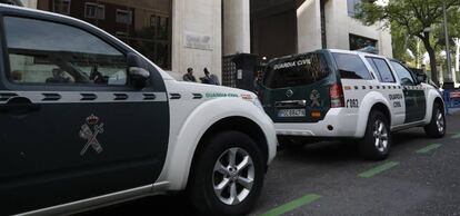 Dos coches de la Guardia Civil durante una operaci&oacute;n policial.