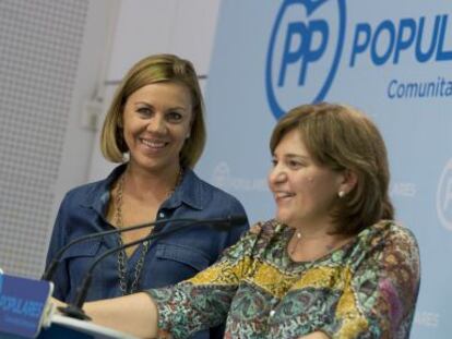 Dolores de Cospedal, a la izquierda, junto con la presidenta de los populares valencianos, Isabel Bonig, en la sede del PPCV.