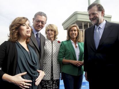 S&aacute;enz de Santamar&iacute;a, antes de dar a luz, junto a otros dirigentes del PP. 