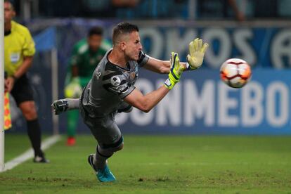 El arquero de Gremio, Marcelo Grohe, ataja el &uacute;ltimo penal de la serie a Mart&iacute;n Ben&iacute;tez.