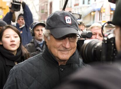 Bernard Madoff, camino de su casa en Nueva York tras acudir ayer al juzgado que instruye el caso.