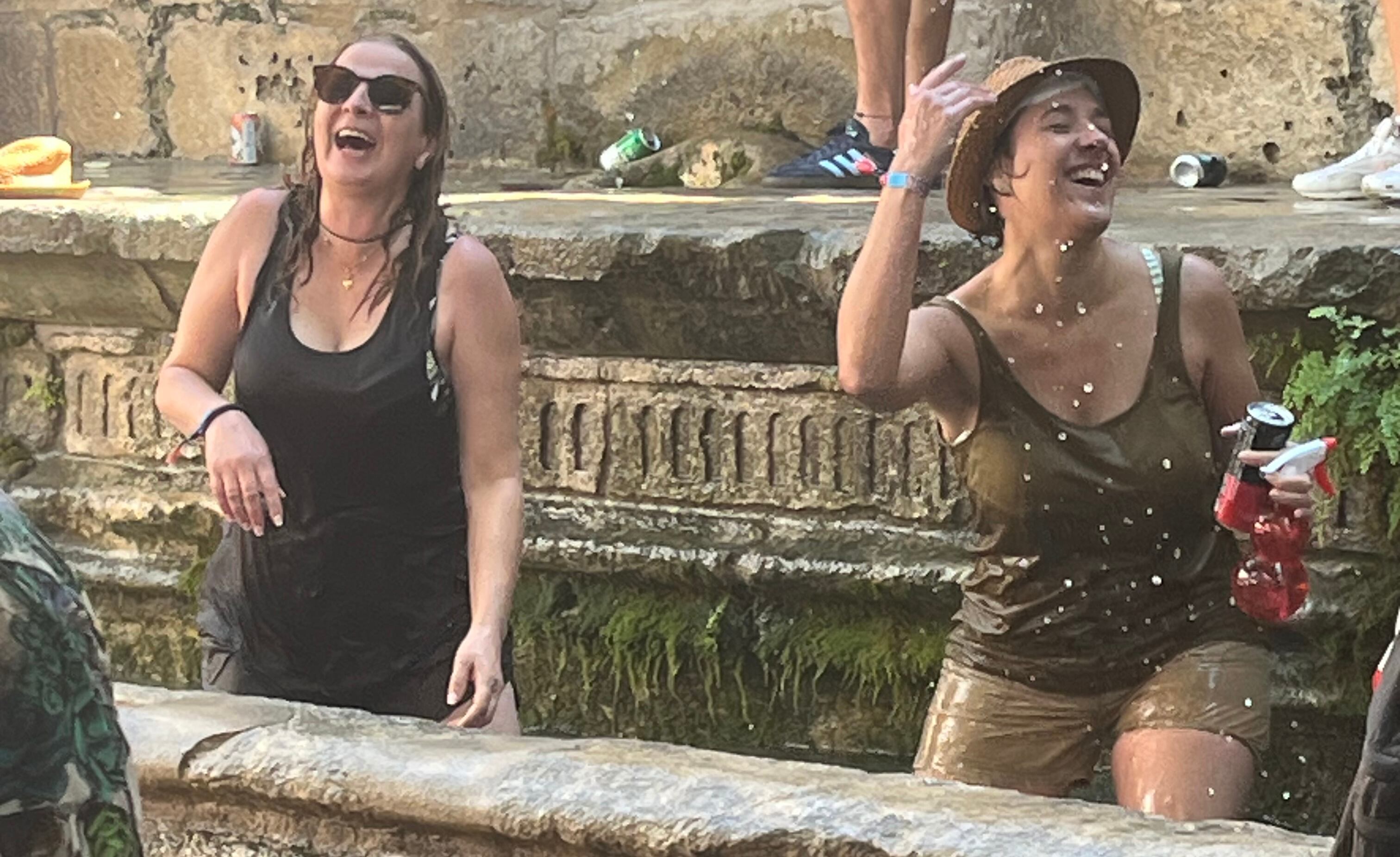 Asistentes al festival se bañaban en las fuentes de la plaza de Santa María durante uno de los conciertos.