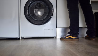 La lavadora en el piso de Adrián tiene las patas en distintas alturas para que el electrodoméstico no quede inclinado, como lo está el suelo.