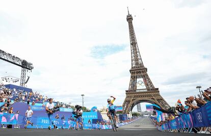 Remco Evenepoel cruza victorioso la meta de la prueba en línea de los Juegos.