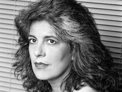 Uno de los primeros retratos de Susan Sontag con su mechón blanco, en una imagen sin datar.