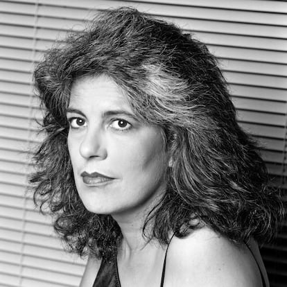 Uno de los primeros retratos de Susan Sontag con su mechón blanco, en una imagen sin datar.