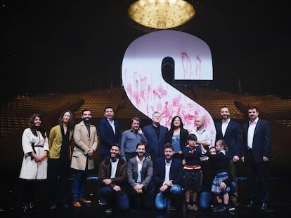 Parte del equipo de 'Samson et Dalila', este lunes en el escenario del Teatro de la Maestranza de Sevilla.