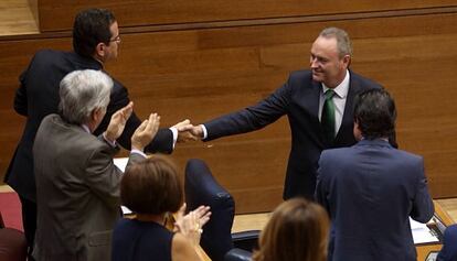 El presidente de la Generalitat, Alberto Fabra, saluda a los diputados al terminar su intervenci&oacute;n en el debate de pol&iacute;tica general. 