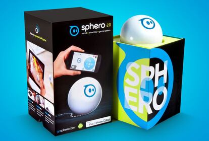 Sphero 2.0, una bola robotizada que se maneja a través del iPhone o iPad. Las diferentes aplicaciones le dan nuevos usos. Precio: 129 euros.