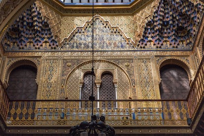 Arabescos en el patio interior del casino de Murcia, edificio del siglo XI construido en estilo neonazarita.